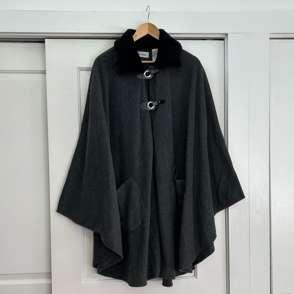 Le Moda Buckle Wrap Cape Heather Gray Faux Fur Collar Pockets One Size NWT
